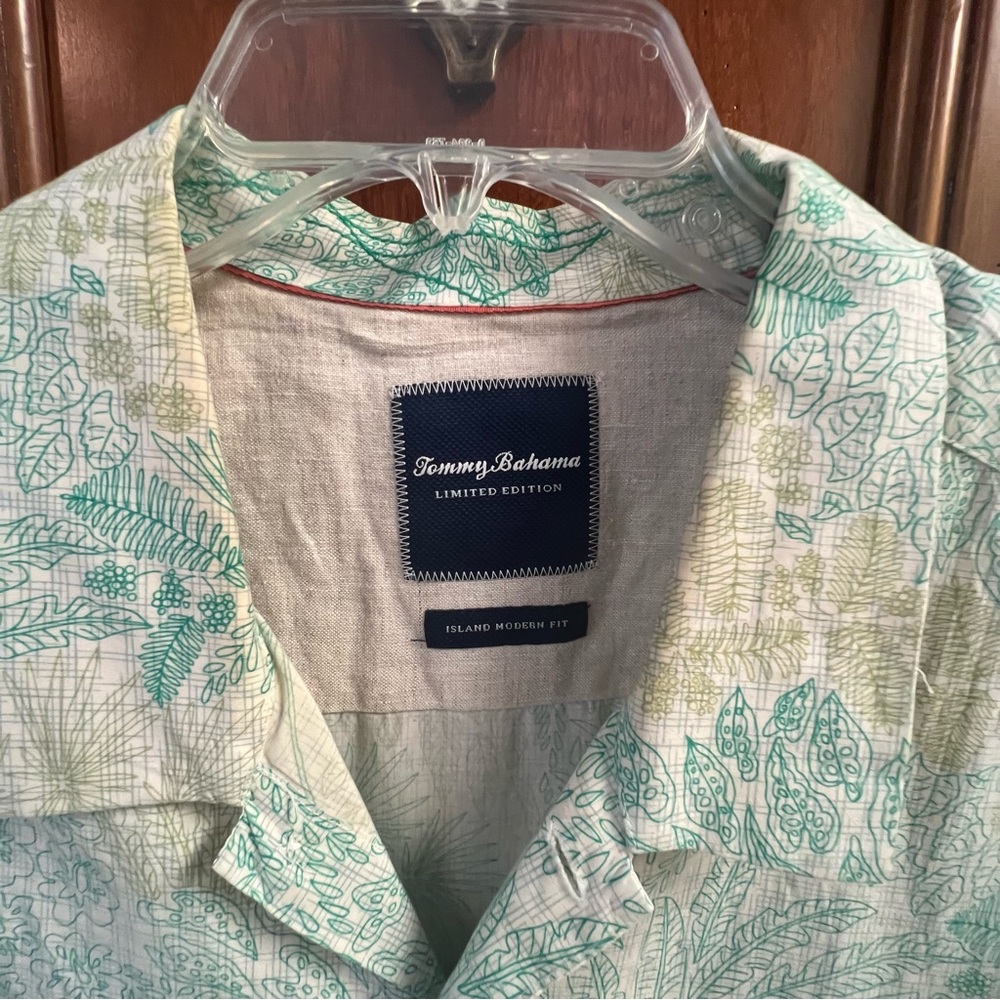 Tommy Bahama short sleeve button up silk blend shirt.XLX/TGT